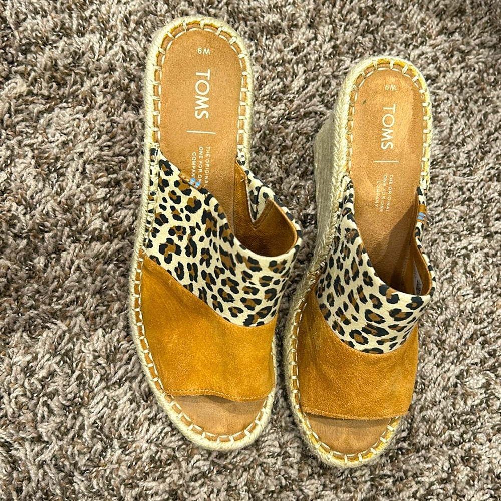 Tom’s wedge size 8